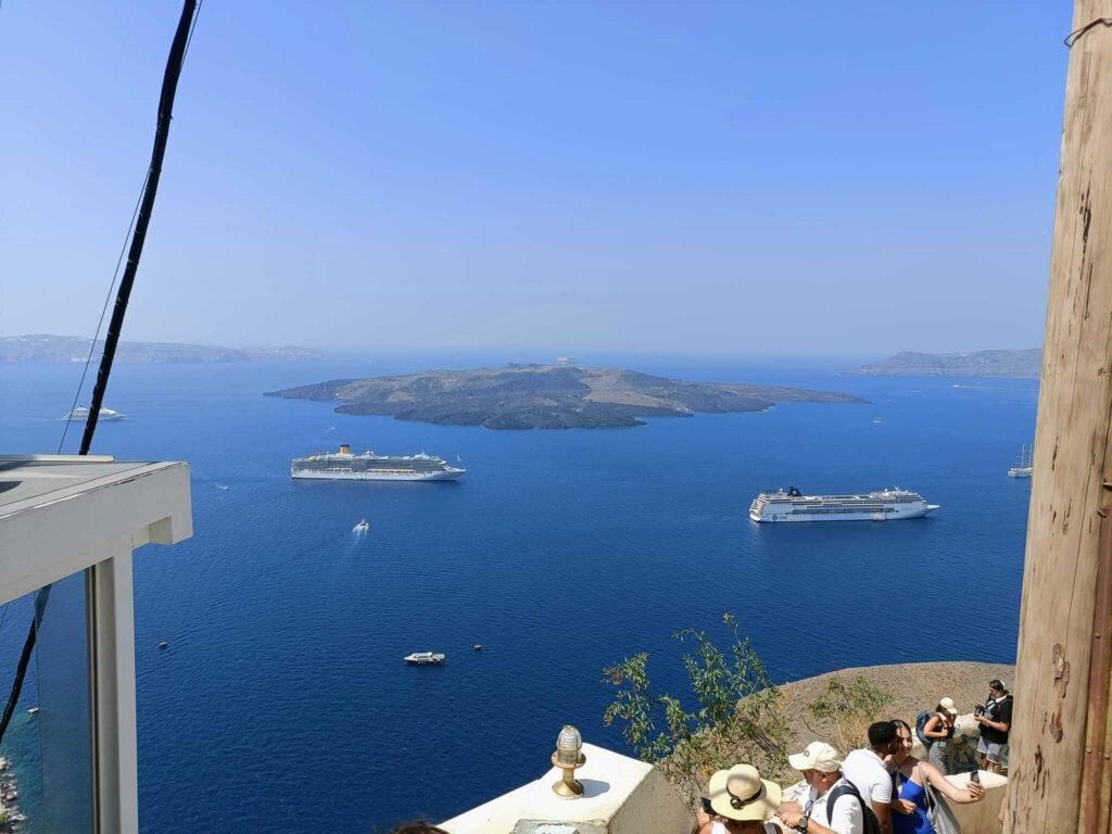 barche e navi da crociera a Santorini