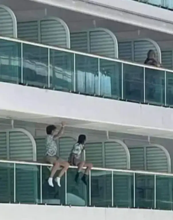 bambini arrampicati sul balcone della crociera