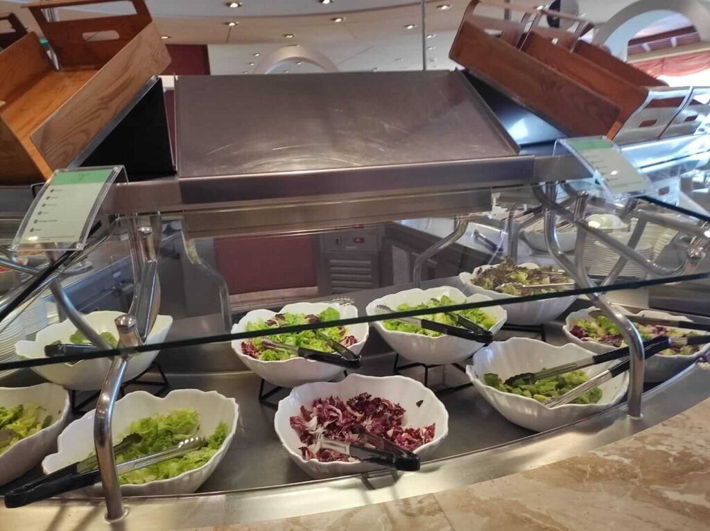 Postazione insalate al buffet di MSC Musica