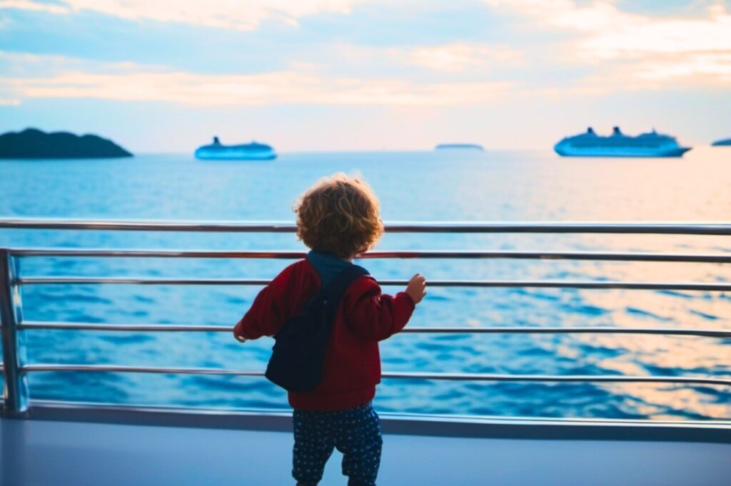 bambino sul balcone di una crociera