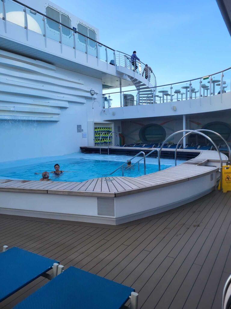 Una delle due piscine laterali su Costa Smeralda