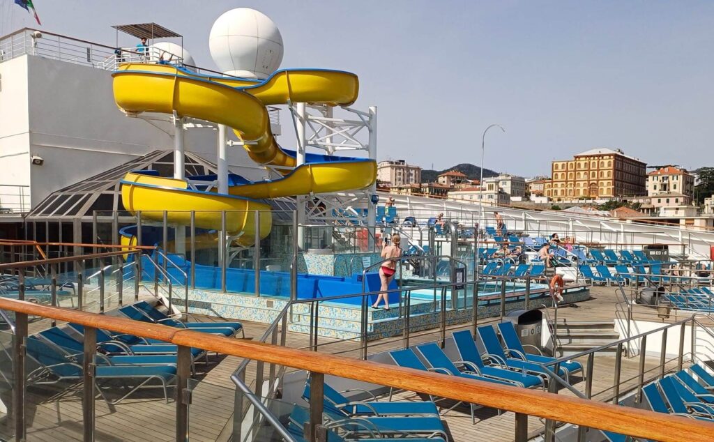 piscina esterna con scivolo su Costa Fortuna