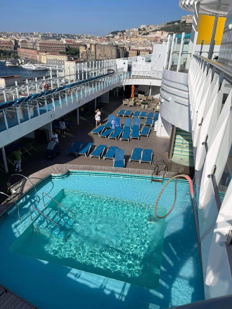 Piscina laterale "il forte" su Costa Toscana